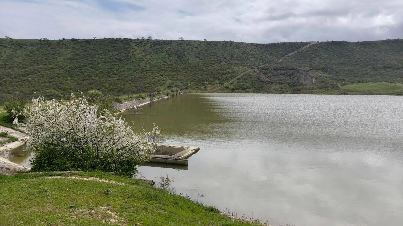 На Мюрегинском водохранилище провели контролируемый сброс воды