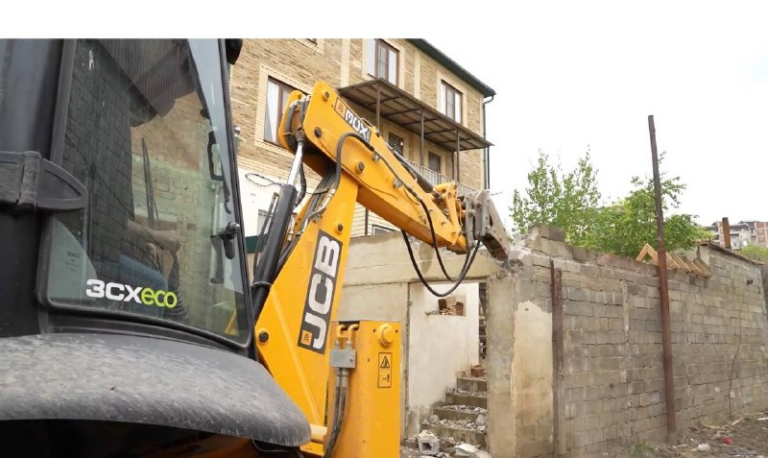 В Махачкале продолжают расчищать русла рек от мусора и незаконных строений