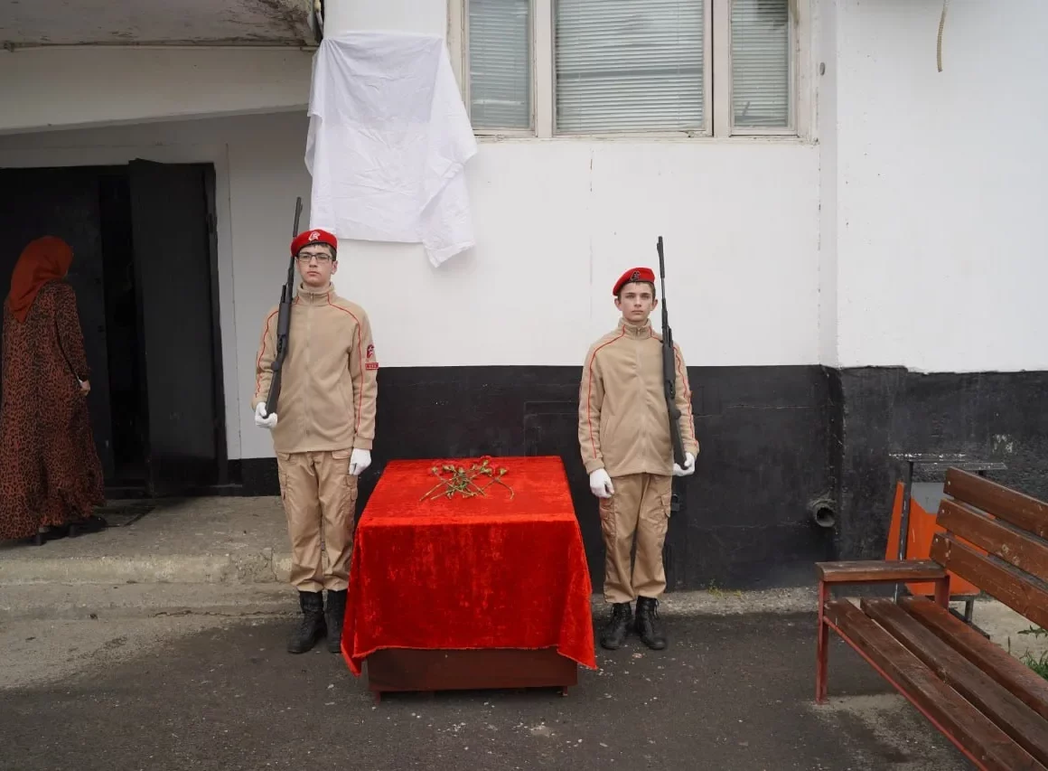 В Кизилюрте на фасадах домов установят мемориальные плиты в честь героев СВО