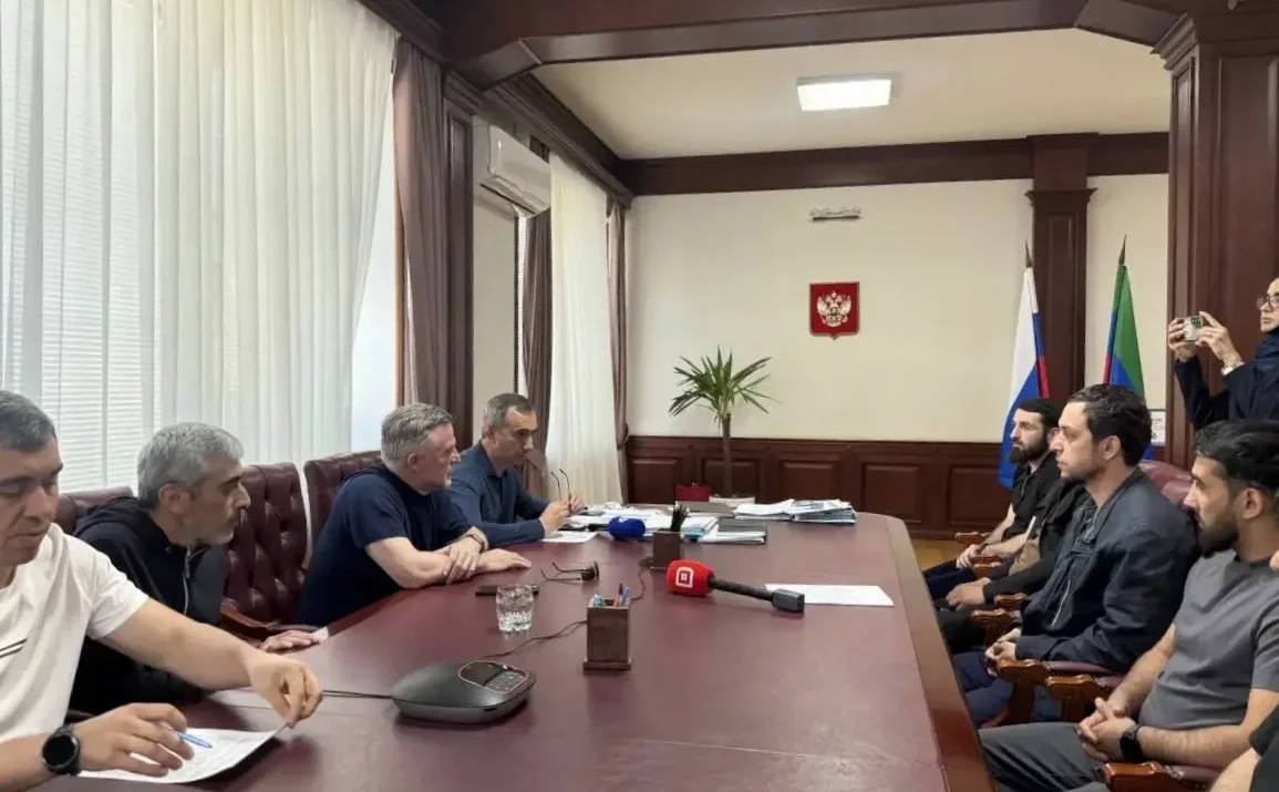 Заур Эминов обсудил с жителями ДОСААФ ситуацию с изъятием земельных участков