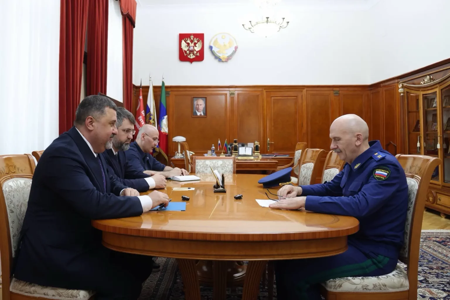 Щукин обсудил с заместителем Генпрокурора России ликвидацию последствий ЧС в Дагестане