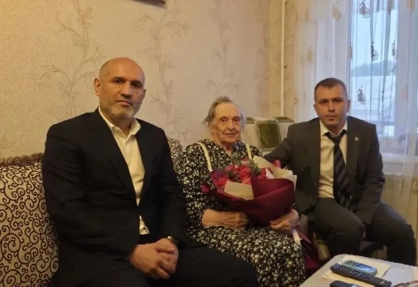 Руководство Минздрава РД поздравило блокадницу из Буйнакска с 95-летием