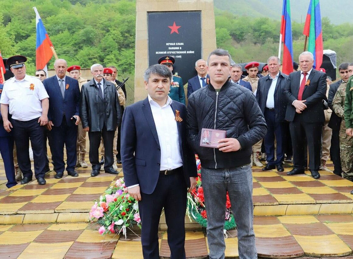 В День Победы в Табасаранском районе вручили ордена Мужества участникам СВО