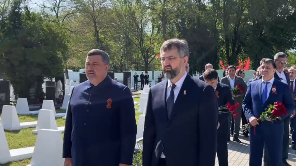 Фёдор Щукин и Магомед Рамазанов почтили память бойцов Красной Армии на Воинском кладбище