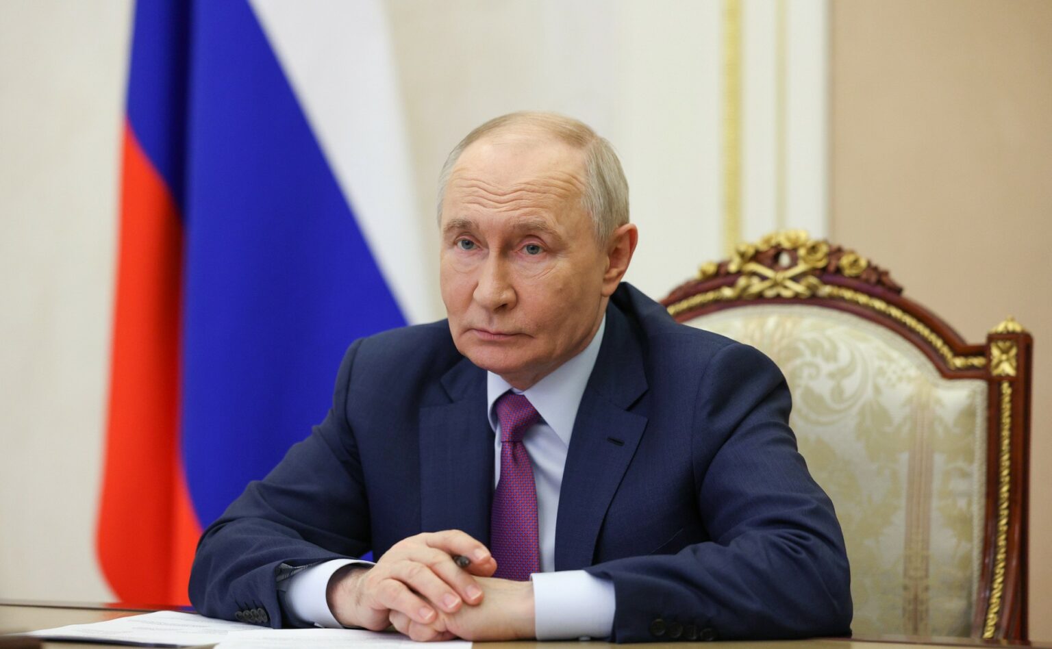 Путин поручил поддержать книгоиздание на языках Дагестана